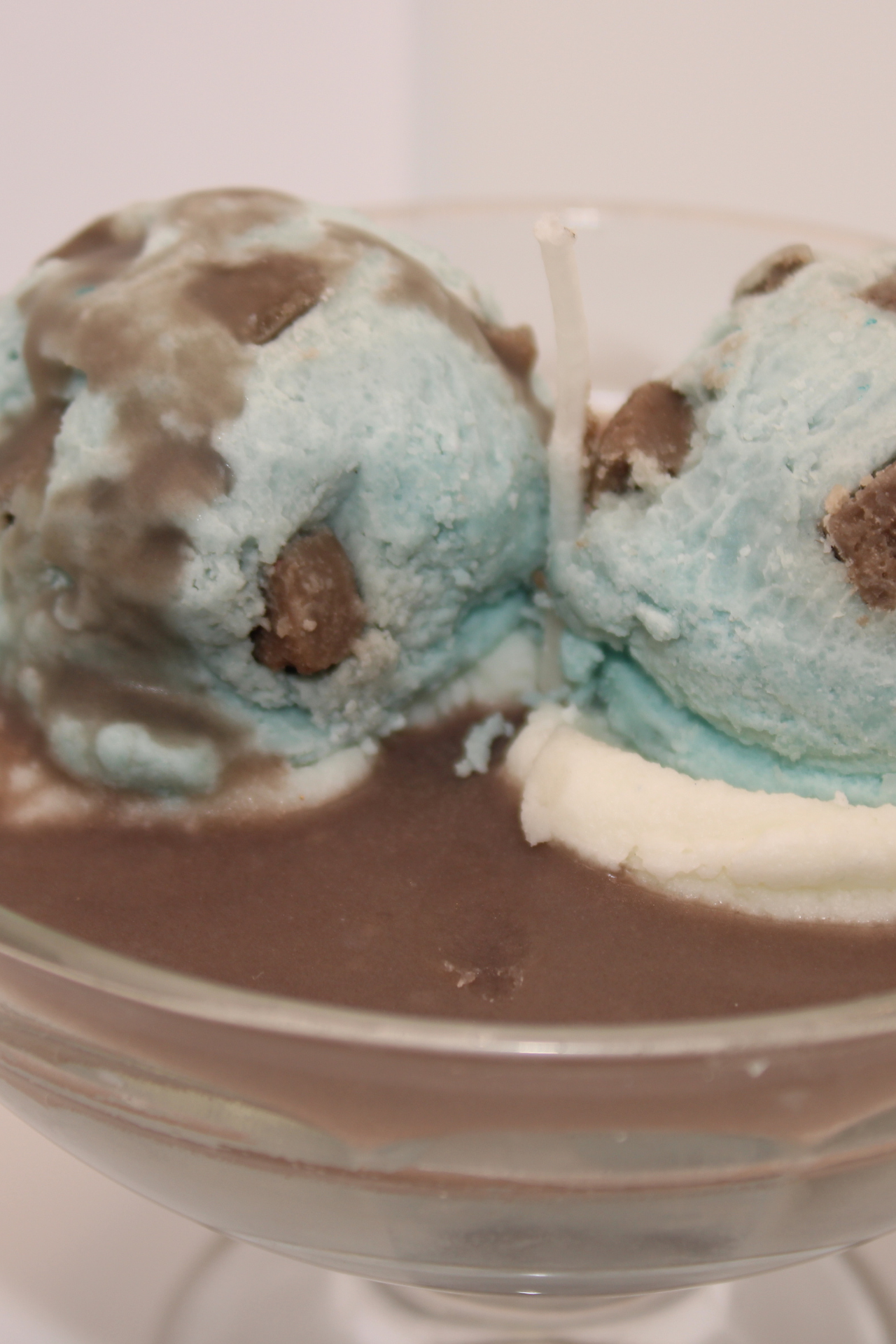 ADC- Double Scoop Mint Chocolate Chip Ice Cream Sundae Candle